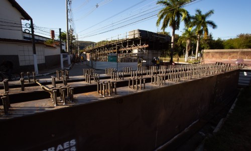 VR: chegam mais três vigas metálicas do viaduto entre os bairros Voldac e Niterói